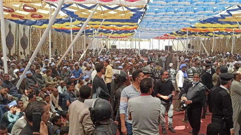 السكرتير العام المساعد باسوان يشهد صلح آل مدنى وآل عثمان بالمنشية بكوم أمبو