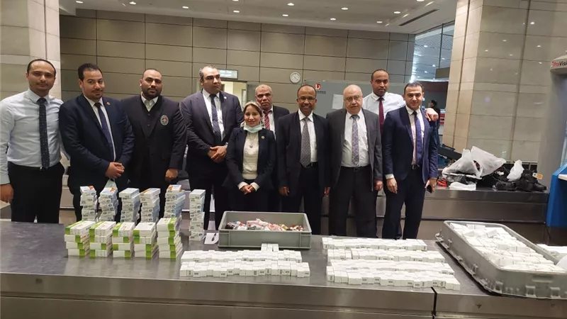 جمارك مطار القاهرة تضبط محاولتى تهريب لكمية من مستحضرات التجميل و2 عملة أثرية