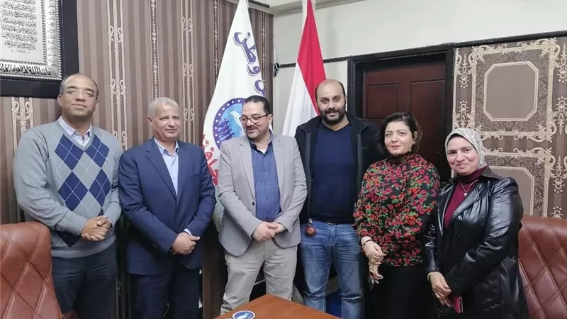 نقيب مهندسي أسيوط الجديد يوقع استمارة الإنضمام لمستقبل وطن