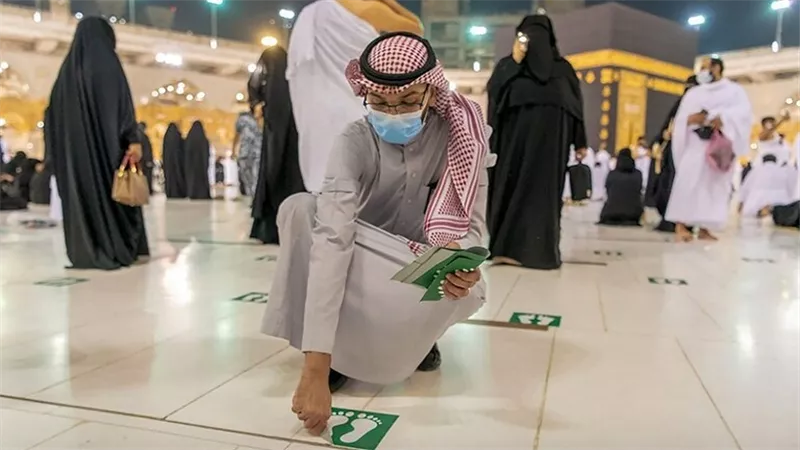 السعودية تلغي قيود التباعد بين المصلين في المسجد الحرام.. فيديو وصور