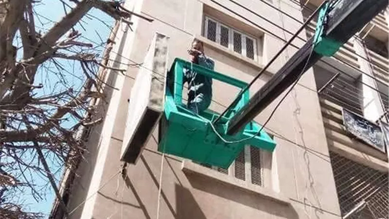حملات مكثفة لرفع وإزالة الإعلانات المخالفة وغير المرخصة بمدن الشرقية
