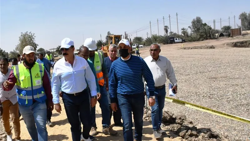 جولة ميدانية لمحافظ أسوان لمتابعة معدلات التنفيذ بمركز نصر النوبة بمشروعات تخدم 144 ألف نسمة