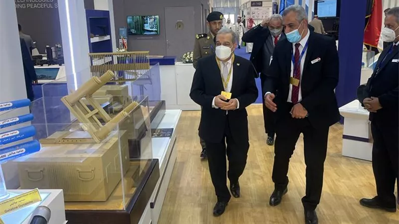 وزير الإنتاج الحربي يتفقد جناح الوزارة بمعرض الدفاع العالمي بالرياض