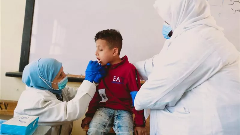 تقديم الخدمات الطبية والعلاجية لـ 1676 حالة خلال قافلة طبية بقرية دير الجرنوس