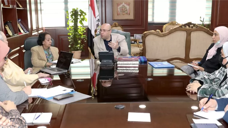 محافظ بني سويف يبحث مع الجمعية المصرية لصحة الأسرة تنفيذ برامج التوعية المتنوعة