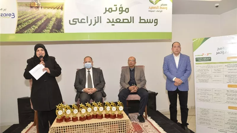 محافظ أسيوط يتفقد معرض وسط الصعيد الزراعى ويكرم بعض قيادات مديرية الزراعة وبعض المزارعين