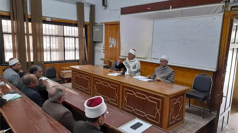 مدير الأزهر بالقليوبية يطالب بسرعة تسليم الكتب الدراسية وترشيد الاستهلاك