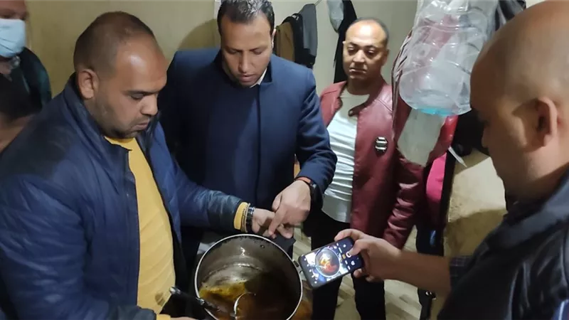 غلق وتشميع مطعم مشويات شهير بالجيزة بعد ضبط لحوم مفروم و كفته غير صالحه للاستخدام الادمي