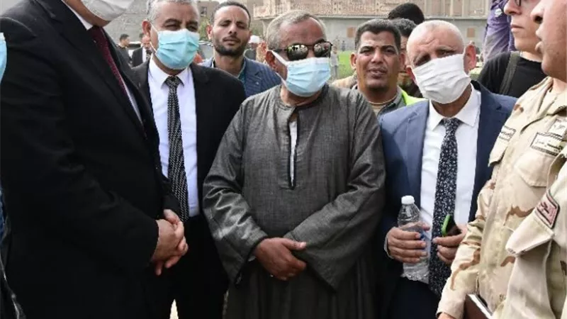 محافظ قنا يختتم جولته نجزيرة العبل بتفقد العمل بمحطة المياه النقالى
