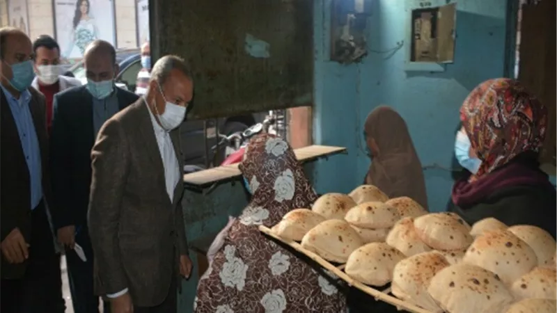 محافظ القليوبية يفاجئ المخابز بمدينة بنها ويحرر 7 محاضر متنوعة للمخالفين