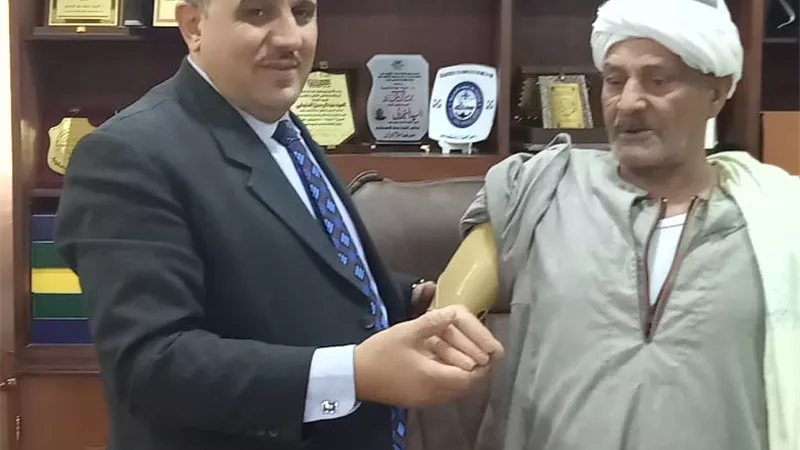 القوى العاملة: تسليم تعويض وثيقة التأمين التكافلي وطرف صناعي لعامل غير منتظم ببورسعيد
