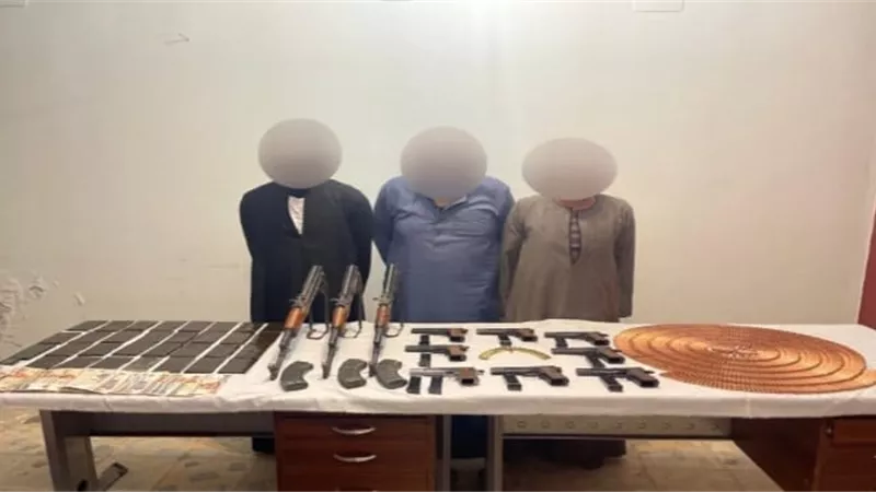 ضبط 11 قطعة سلاح نارى و3 كيلو حشيش بحوزة 3 عناصر إجرامية .. بالمنيا