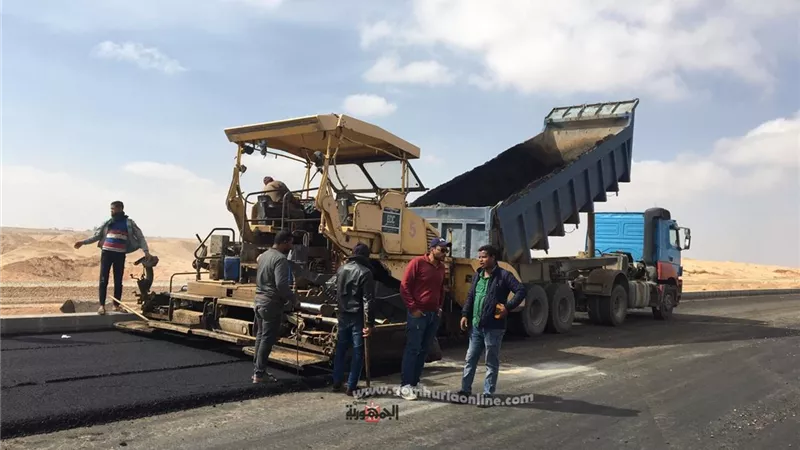 تكثيف أعمال تطوير ورفع كفائة الطرق الداخلية والخارجية بالعاشر من رمضان