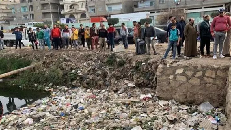 مصرع طفل سقط بمصرف خلال جمع الخردة بالدقهلية