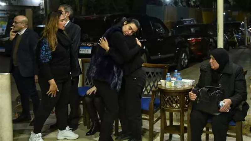 انهيار خطيبة اياد داوود فى عزائه.. صور