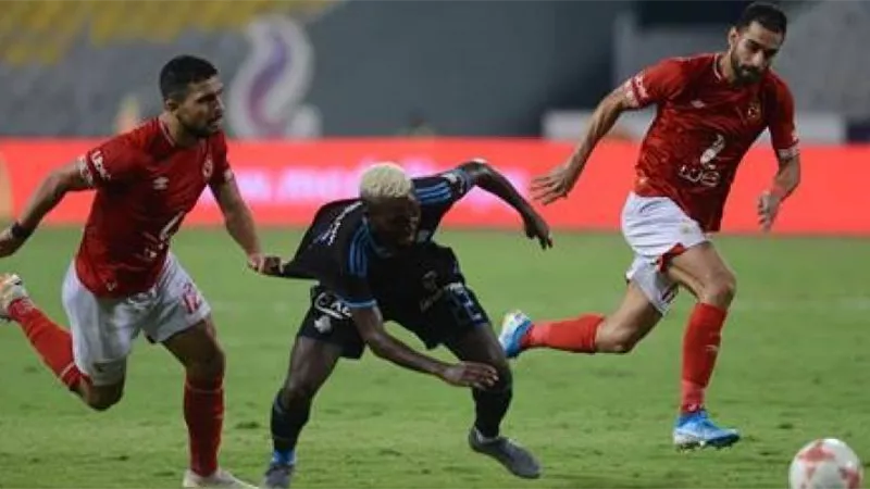اتحاد الكرة يعلن طاقم تحكيم مباراة الأهلي وبيراميدز