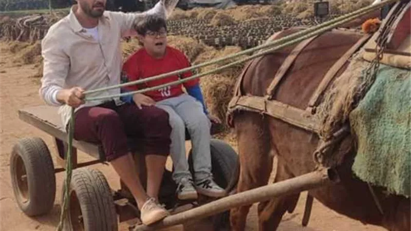 احمد عز عامل بناء فى 