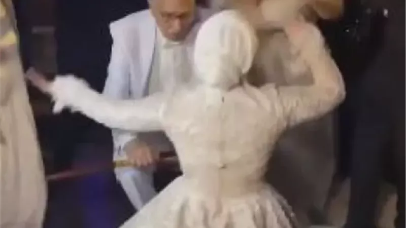 ابنة عبد الرحمن أبو زهرة: والدي كان ينتظر فرح ابنتى سارة بفارغ الصبر وتجمعهما علاقة مميزة
