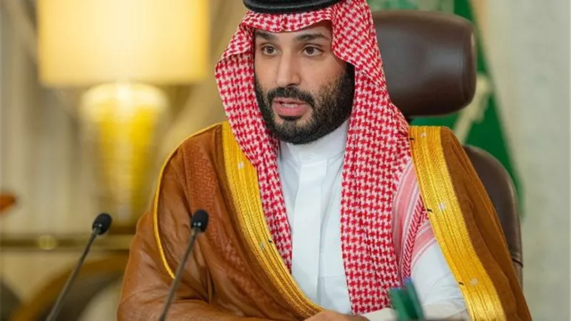 ولي العهد السعودي يستعرض مع رئيس 