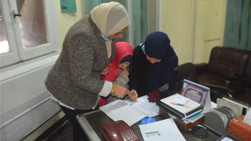 محافظ الجيزة يسلم والدة بنات مرضي السمكية محل وتجهيزه بالسلع والمنتجات الغذائية