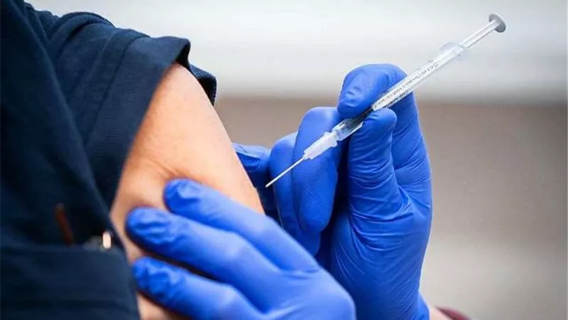 هولندا تبدأ حملة لإعطاء جرعات معززة من لقاح كورونا للمراهقين بين 12 و17 عاما