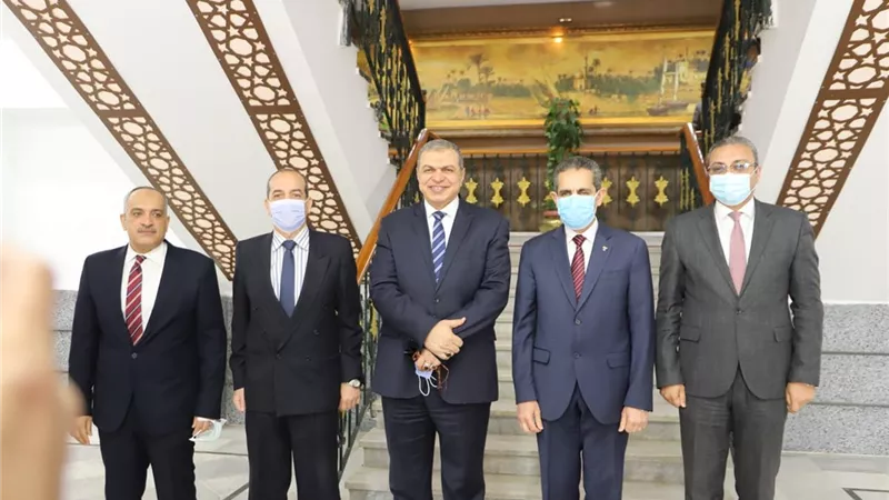 وزير القوى العاملة ومحافظ الغربية يسلمان 50 عقد عمل لـ 