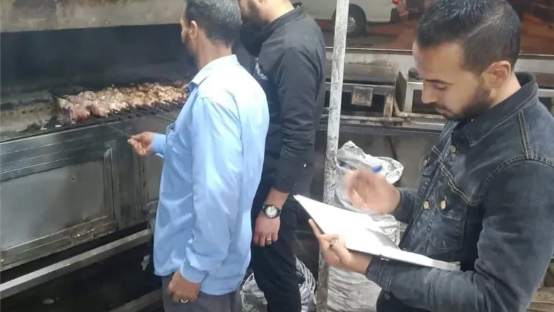 ضبط مخالفات صحيه لمطاعم ناصر