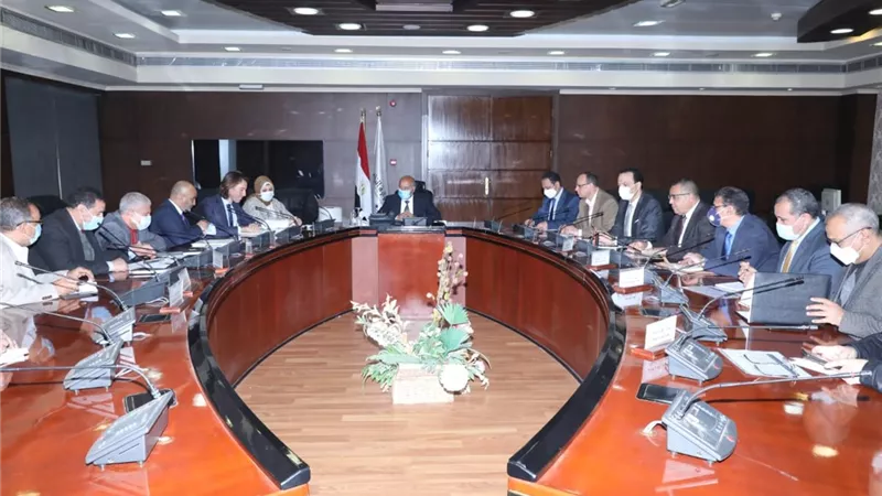 وزير النقل يبحث مع الستوم العالمية عقد تصنيع وتوريد 55 قطارًا مكيفا للخط الأول للمترو