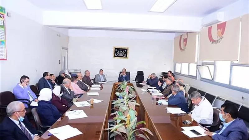 مجلس إدارة مستشفيات سوهاج الجامعية يناقش الاحتياجات المطلوبة من الأطباء المتدربين بالزمالة المصرية