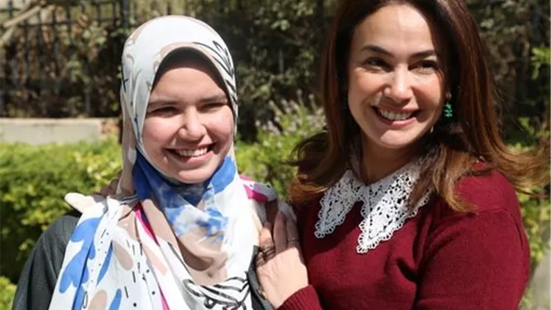 هند صبري تحتفي بشابة متميزة في اليوم العالمي للمرأة