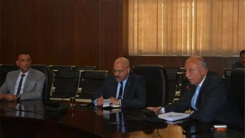 سكرتير عام البحر الأحمر يناقش خطة انشاء منطقة حرة فى الغردقة.. بالصور