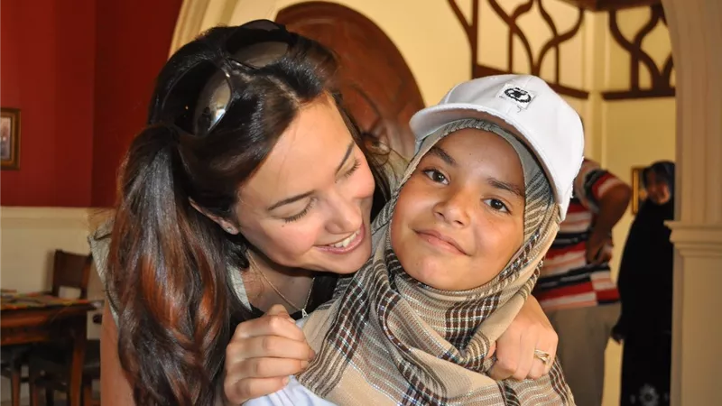 سفيرة النوايا الحسنة الفنانة هند صبري تحتفي بشابة متميزة في اليوم العالمي للمرأة