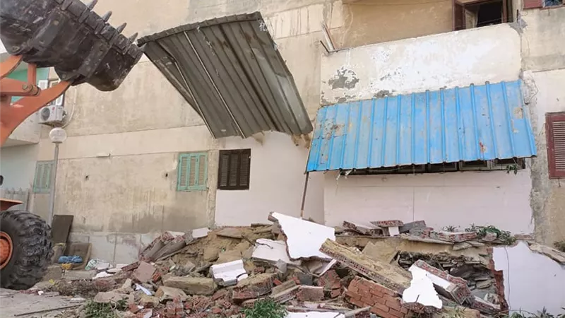 جهاز العاشر من رمضان ينفذ حملة موسعة لإزالة التعديات والإشغالات.. صور
