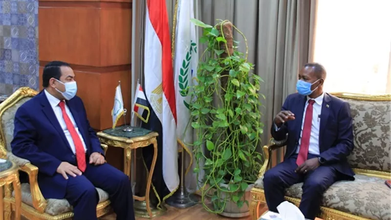صالح الشيخ يستعرض خطة الإصلاح الإداري خلال استقباله وزير الخدمة العامة لدولة جنوب السود