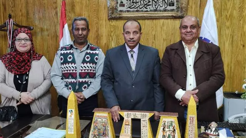 تكريم مدير مدرسة القصر الإبتدائية بنجع حمادى وإحالة مسئول بأبوتشت للتحقيق