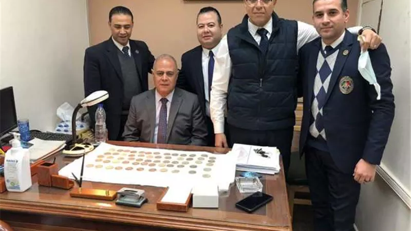 جمارك مطار القاهرة تضبط محاولة تهريب عدد من العملات المعدنية الأثرية