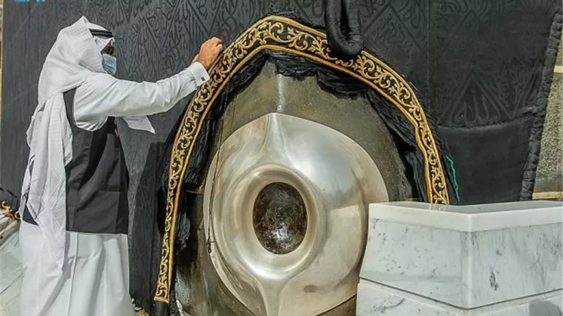 شؤون الحرمين تنفذ الصيانة الدورية للحجر الأسود استعدادا لشهر رمضان
