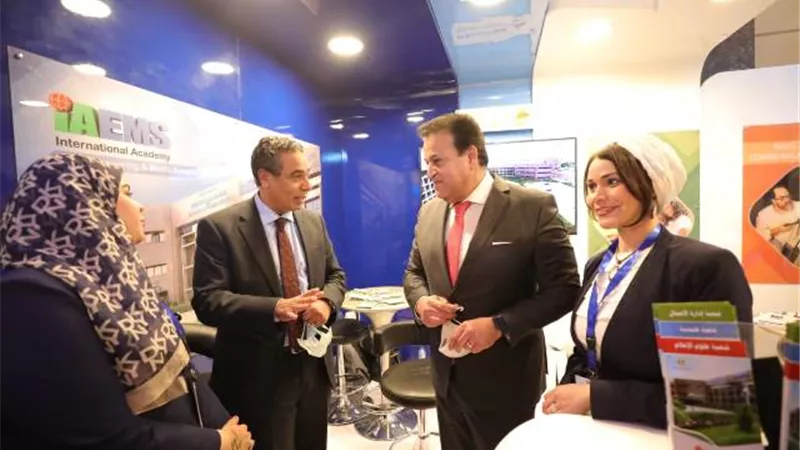 وزير التعليم العالي يتفقد معرض إيديوجيت2022