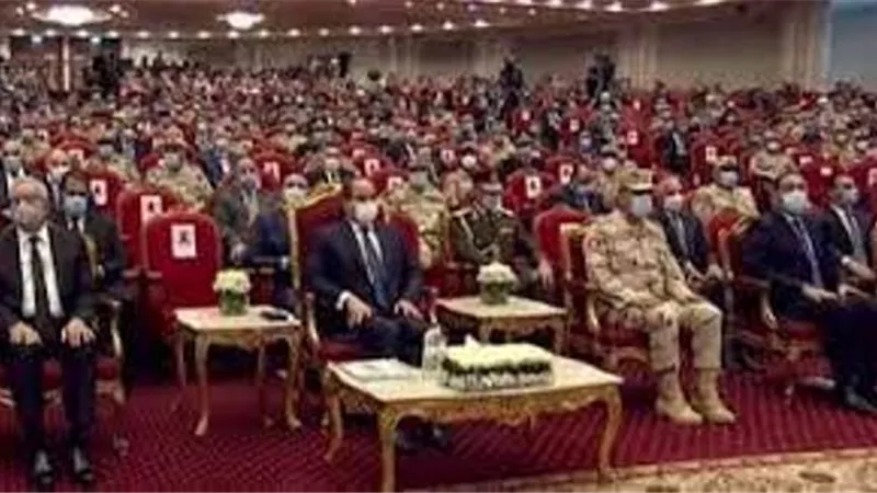 السيسى يشاهد فيلما تسجيليا عن تسليح القوات المسلحة «الجيش الأبى»