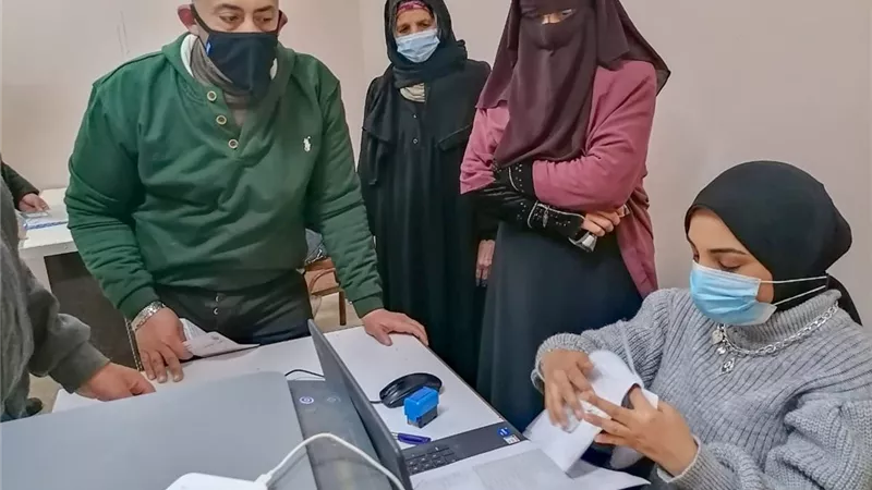 وكيل وزارة الصحة بالشرقية يتابع منذ الصباح الباكر تطعيم المواطنين بلقاح كورونا