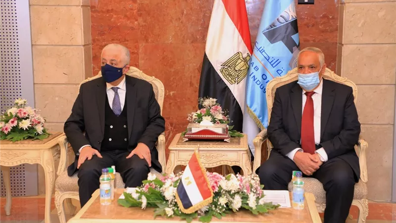 وزير التعليم ورئيس الهيئة العربية للتصنيع يشهدان توقيع عقد تصنيع الشاشات التفاعلية