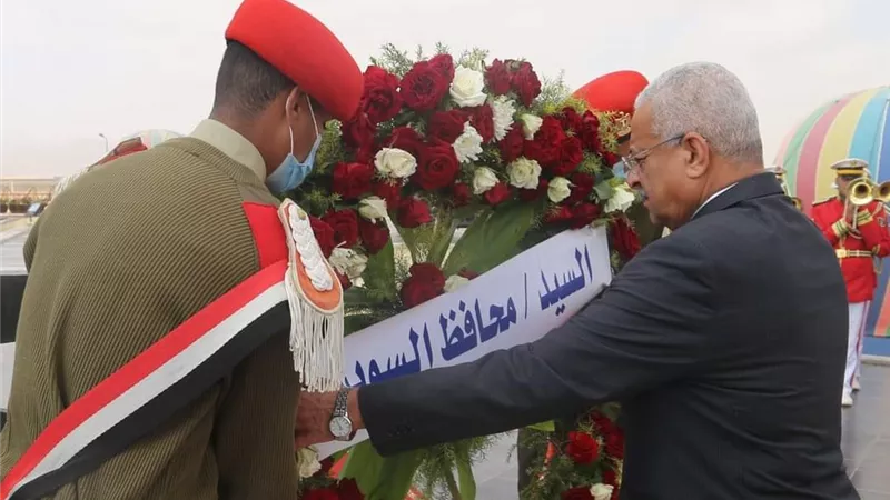 وضع أكاليل الزهور علي قبر الجندي المجهول بالجيش الثالث الميداني بالسويس