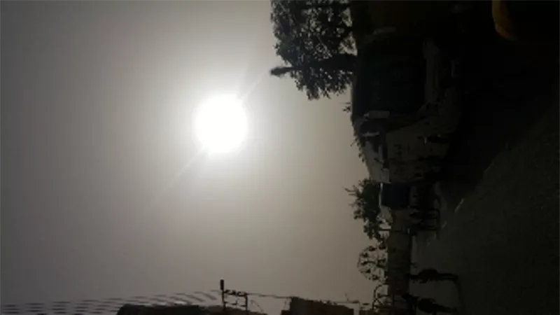 السحب والعاصفة الترابية تحجب أشعة الشمس جزئيا فى سماء الأقصر