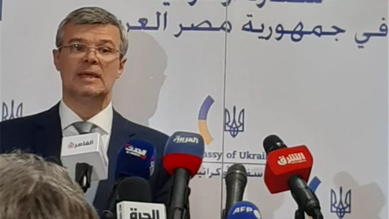 القائم بأعمال سفارة أوكرانيا : ثلاث مصريين محتجزين على سفينة نحاول اجلاءهم