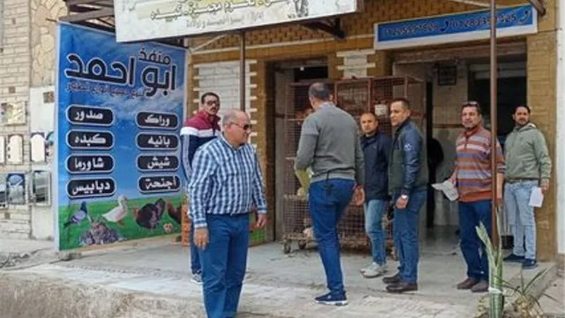 تشميع محال ومصادرة مواد غذائية في حملات لضبط أسواق الإسماعيلية ..صور