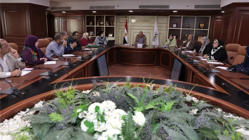 سكرتير عام بنى سويف يرأس اجتماع اختيار الأم المثالية
