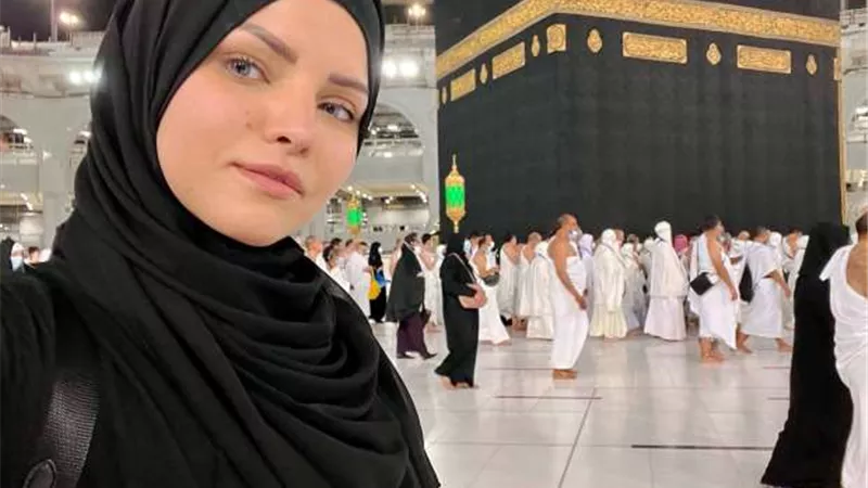الإعلامية إيمان الحصري تؤدي مناسك العمرة وتؤكد: 
