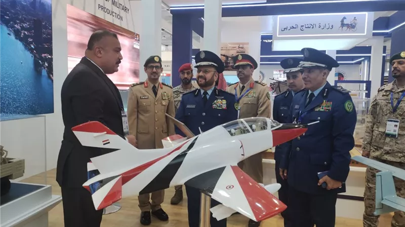 رئيس هيئة الأركان العامة السعودي يتفقد جناح العربية للتصنيع بمعرض الدفاع العالمي بالرياض
