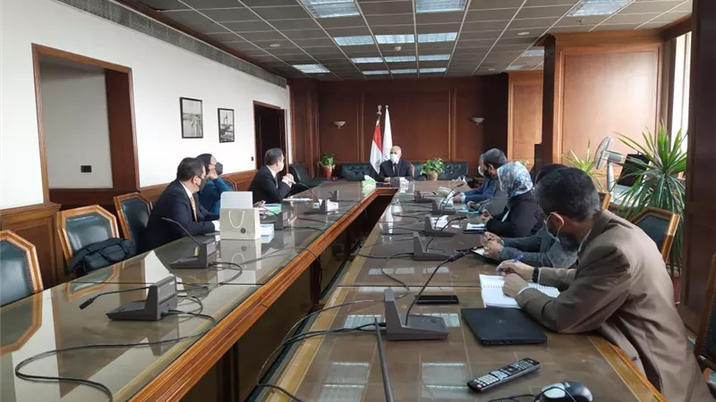 وزير الري يناقش مع مدير صندوق المناخ الأخضر التعاون المشترك خلال فعاليات COP27