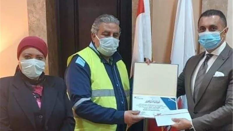 تكريم عامل نظافة بمطار القاهرة لأمانته.. عثر على هواتف ومشغولات ذهبية وقام بتسليمها